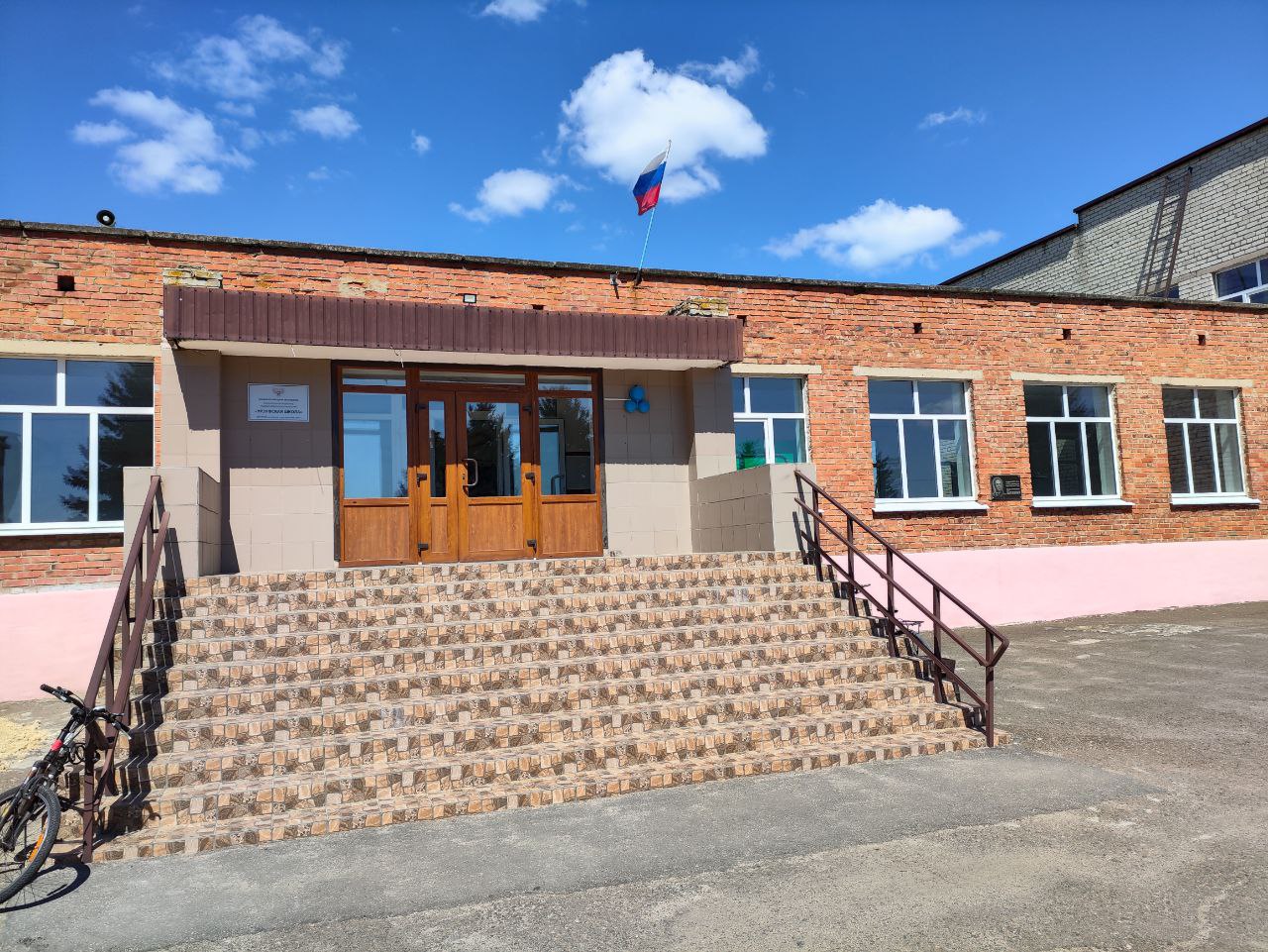 Парадный вход в школу Парадный вход в школу